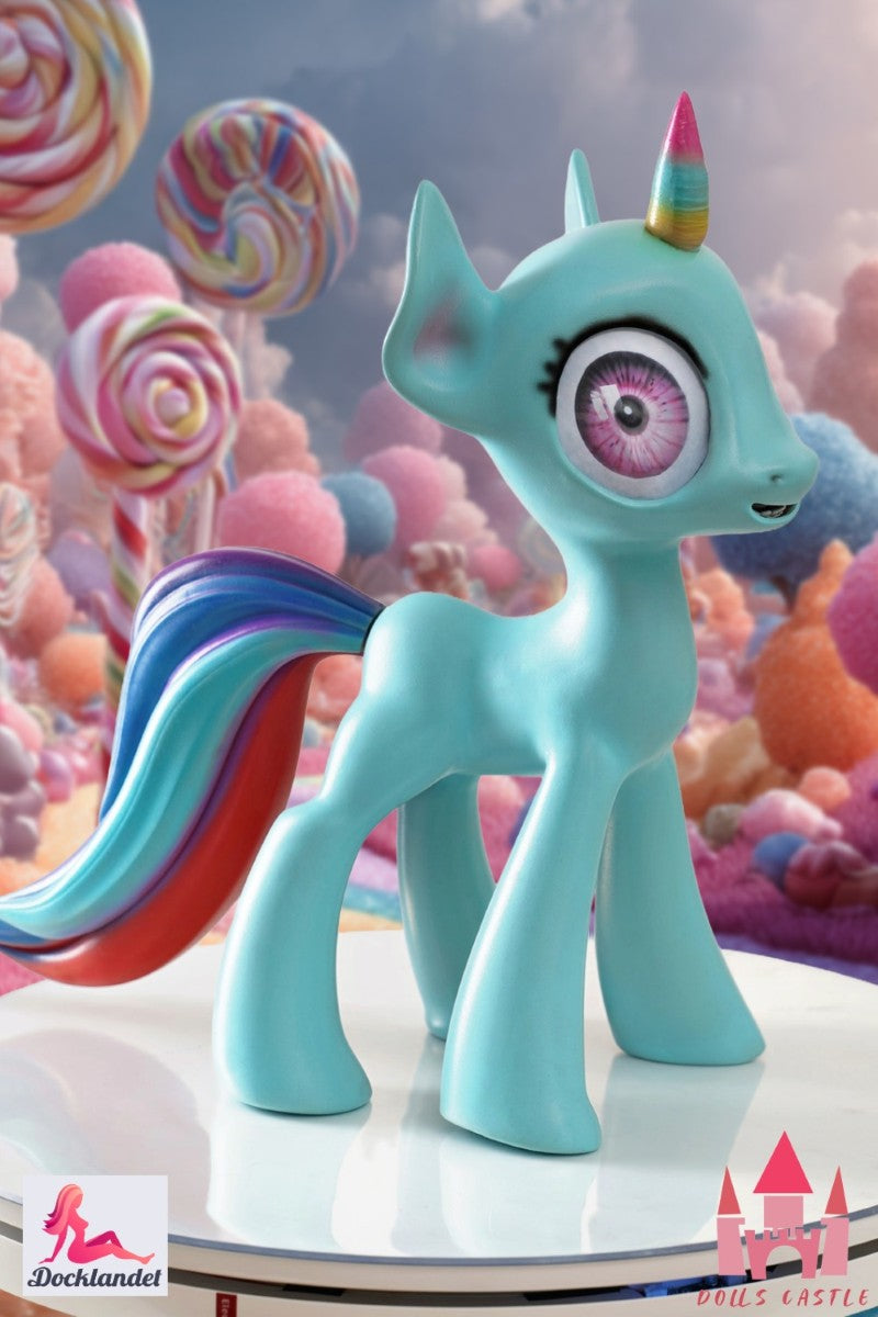 Mini pônei sex doll da famosa marca Dolls Castle. Para aqueles que fantasiam com um pônei de fantasia ou para você como colecionador. Este pônei sex doll tem uma aparência levemente inspirada na série de desenhos animados "My Little Pony". Para quem é fã desta série, seja mulher ou homem (um "brony"), esta boneca é uma bela criação que cabe em qualquer coleção "My Little Pony". Tal como a maioria das outras bonecas da nossa gama, esta boneca pode ser encomendada sem uma vagina/anal realista. Se você quiser