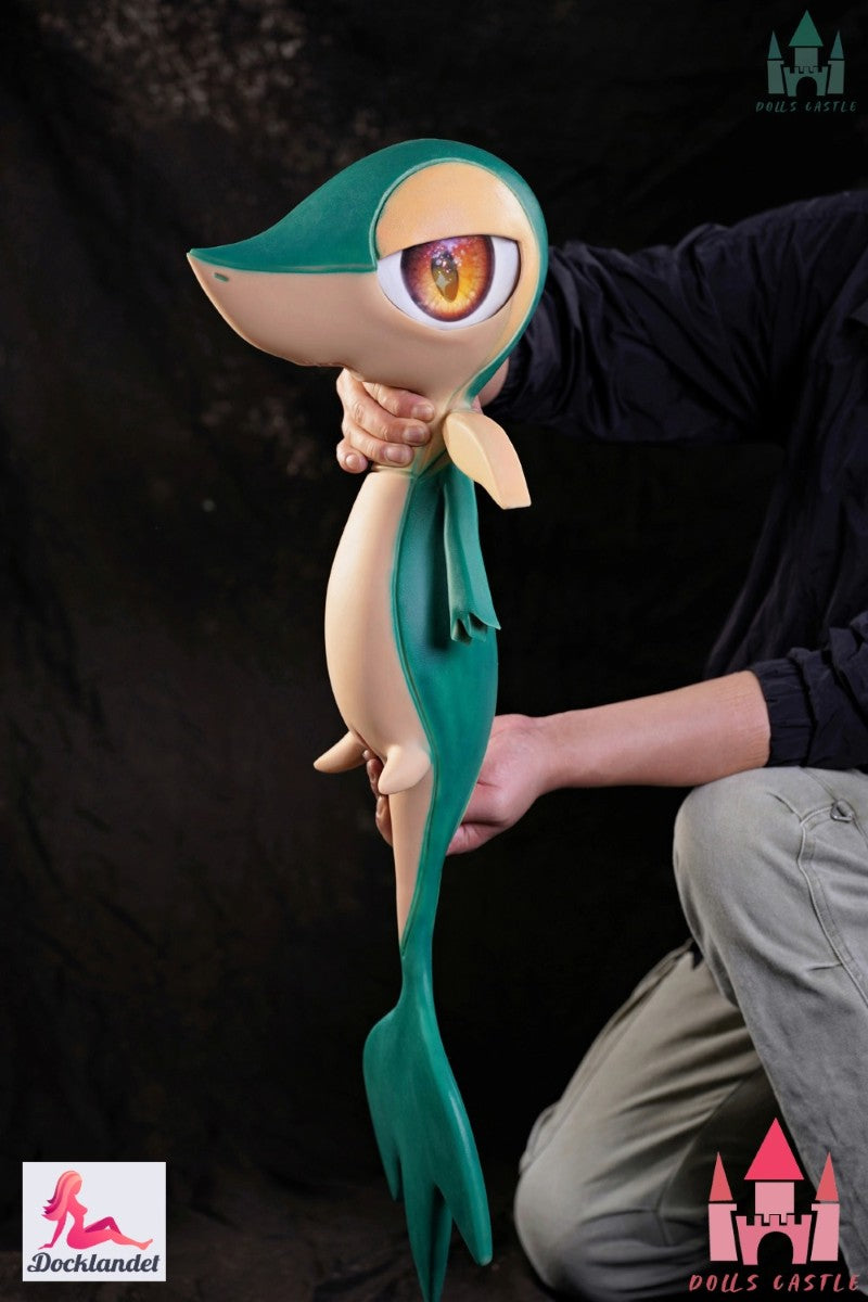 Pokemon sexdocka Snivy från märket Dolls Castle. En 80 cm lång cosplay docka inspirerad av den populära Pokemonen Snivy. 
