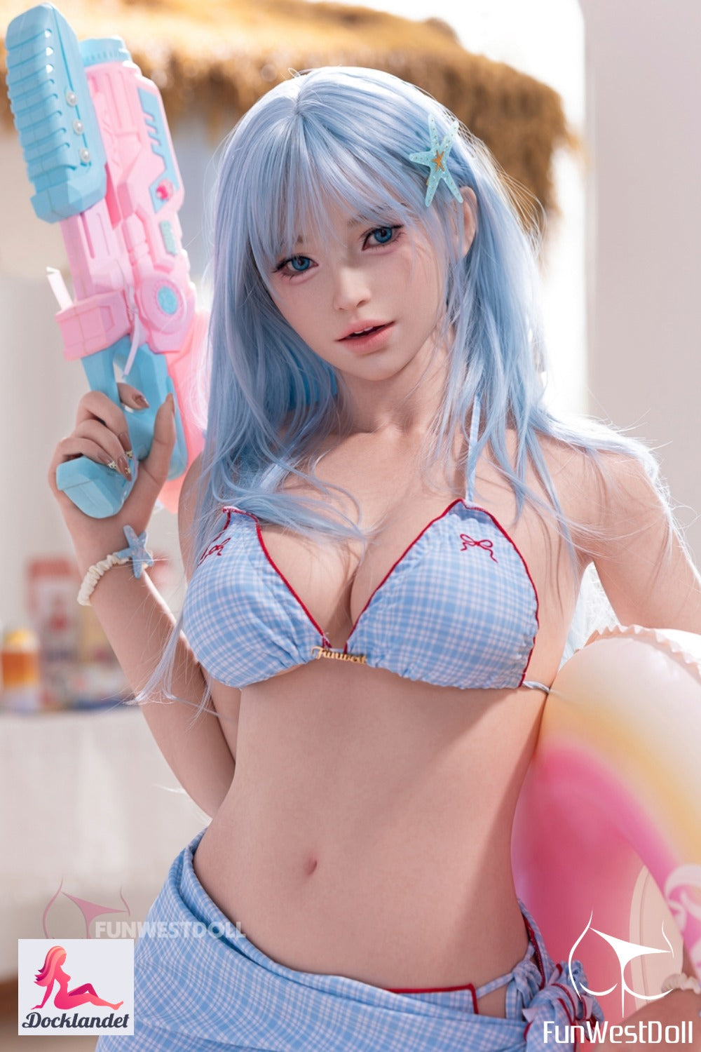 Alice é uma boneca extremamente realista de 159 cm de altura, corpo curvilíneo, quadris largos e seios grandes (copo F). Uma boneca sexual exclusiva com aparência charmosa e da mais alta qualidade da conhecida marca FunWest Doll. Pele extra detalhada (RST = textura real da pele).
