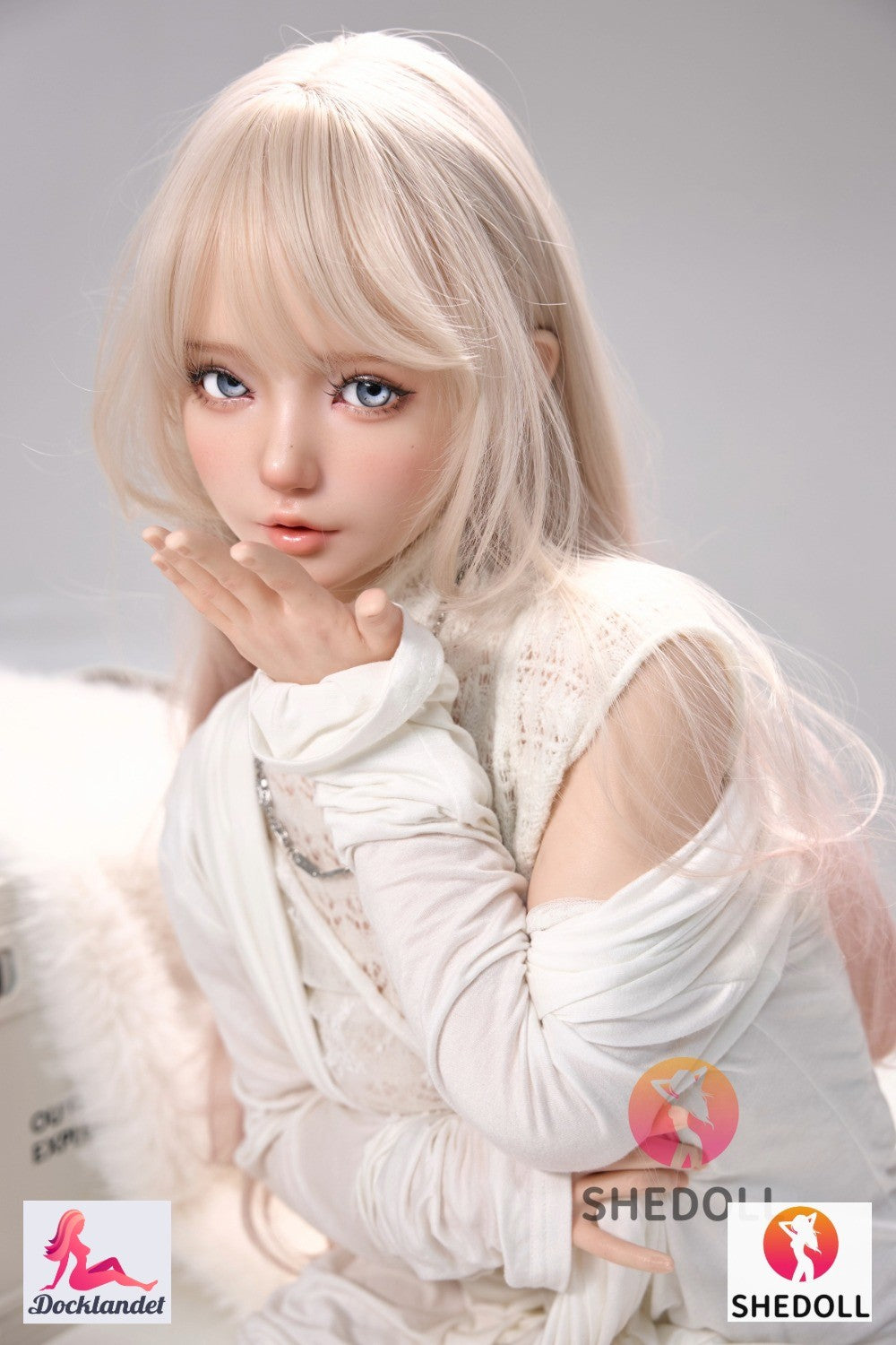 Yuan är en verklighetstrogen blond sexdocka från märket SHEDOLL. En 148 cm lång asiatisk docka med ett charmigt utseende och en kurvig kropp med bröststorlek D-kupa. Yuan från SHEDOLL är en exklusiv realistisk docka tillverkad av högkvalitativ silikon.