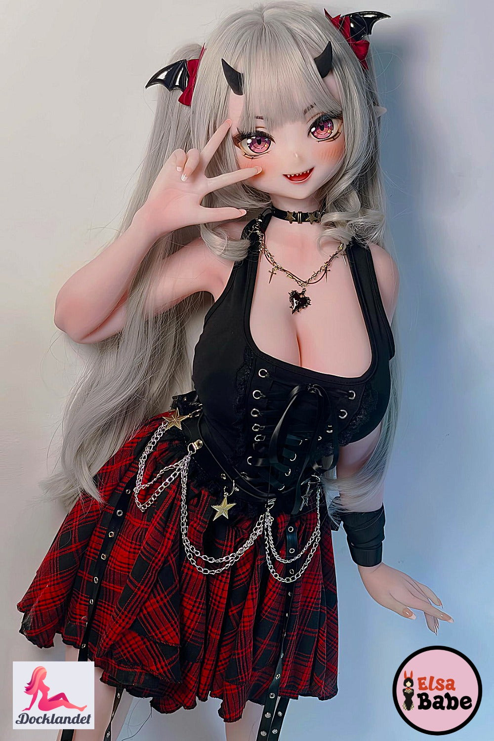 Tachibana Mano 148 cm Elsa Babe boneca de silicone anime com cabelos claros, olhos rosa, chifres e roupa preta de fantasia.