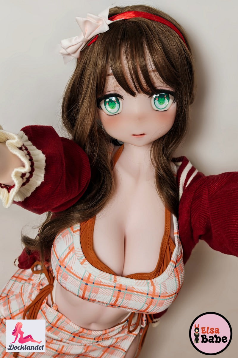Elsa Babe realistisk anime sexdocka, närbild på gröna ögon och fyllig byst i rutigt set och röd jacka.
