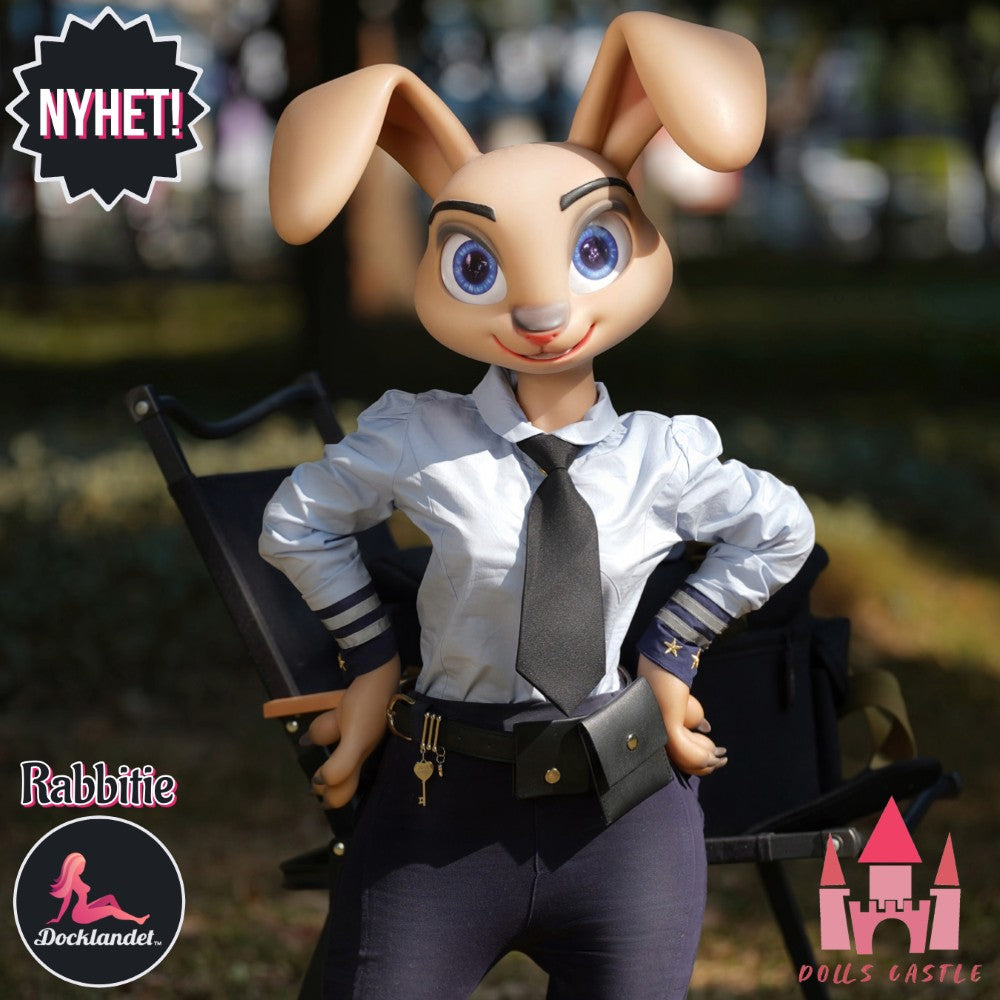 En surrealistisk kanin-sexdocka med utseende inspirerat av den kända karaktären Judy the Rabbit. In 120 cm long silikon-docka med in kurvig kropp och bröst i storlek C-kupa. Judy the Rabbit är en perfekt docka för dig som söker en annorlunda upplevelse eller behöver en mänsklig kanin-docka till din utställning eller samling. In minst sagt unik docka av högsta kvalitet från den erfarna tillverkaren Dolls Castle.